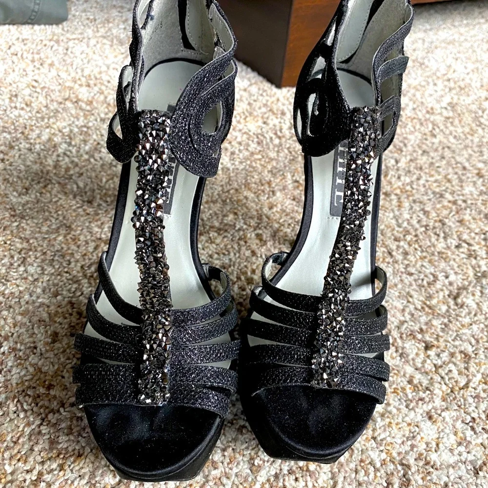 📦DONATING 3/1📦Vera Wang Formal Heels - Picture 2 of 6